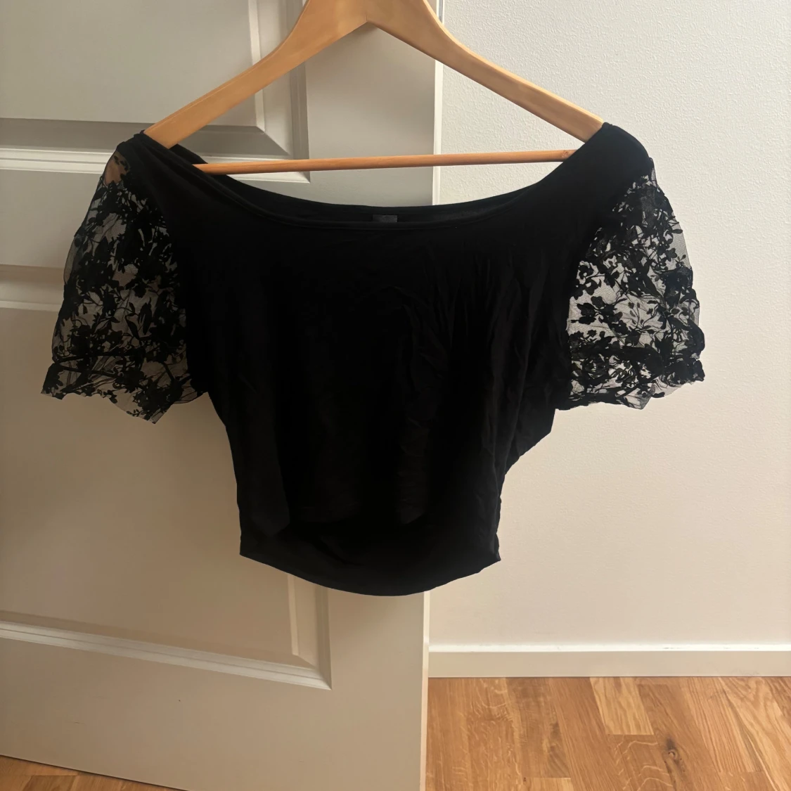 Svart blus med spetsärmar från SHEIN