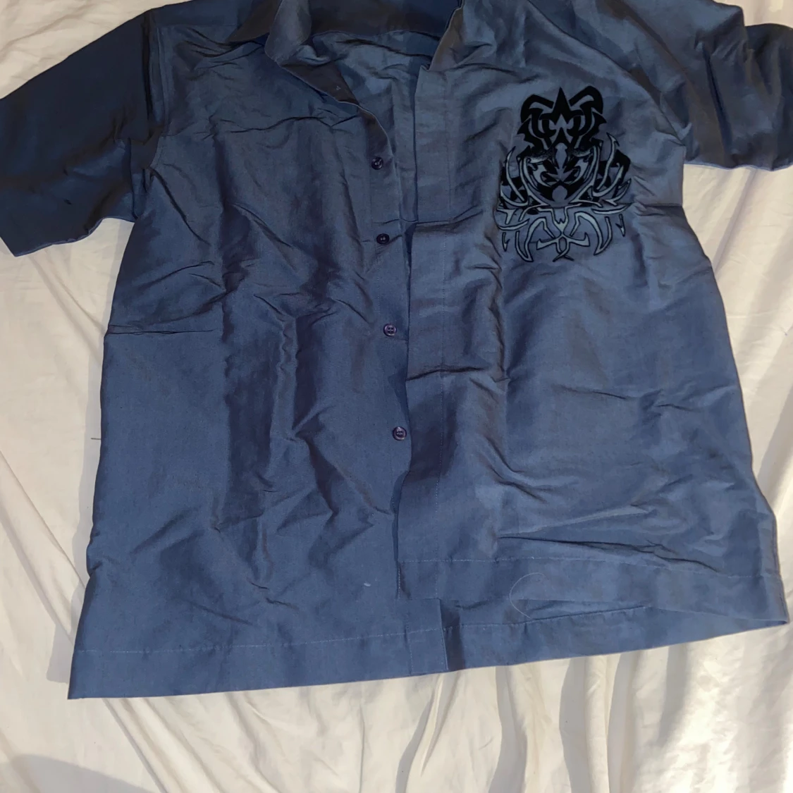 Blå kortärmad skjorta med tryck