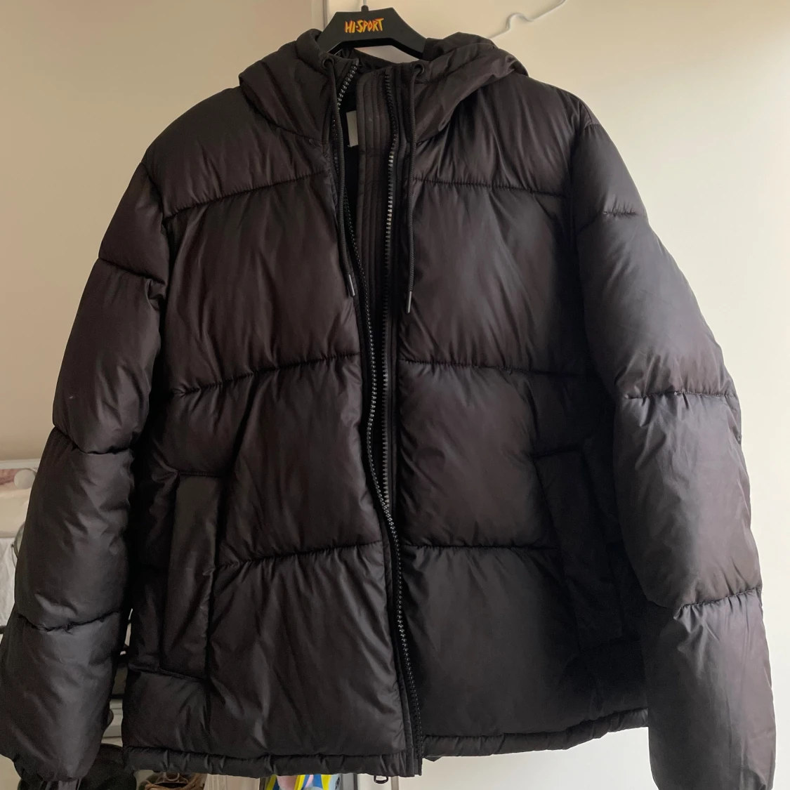 Svart pufferjacka från H&M med huva - 1