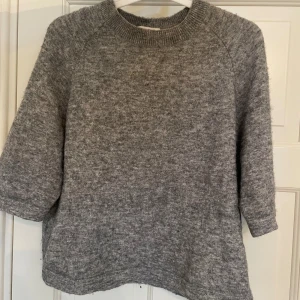 Grå stickad tröja & Other Stories XS - Grå stickad tröja från & Other Stories i storlek XS