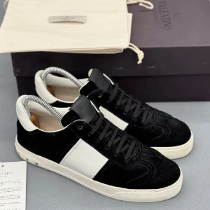 SÖKER FLYCREW - Söker ett par flycrew som jag ändast kan byta mot 1000 kr och mina helt nya marinblåa mocha med vit stjärna Ggdb och en helt ny cardigan kontakta mig ifall ni har spelar inte roll vilken färg men behöver vara riktigt bra skick och st 41-42