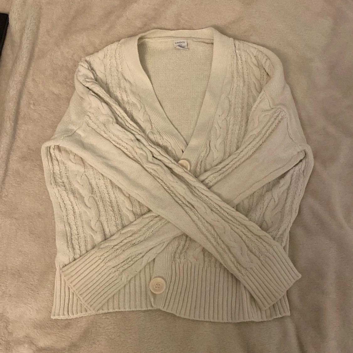 Vit kabelstickad kofta från Lindex - 3