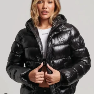 Superdry puffer jacka - Svart superdry puffer jacka i fint skick. Storlek 42 men den sitter som en S/M då jackan är liten i storleken. Säljer för att jag vill köpa en annan vinterjacka. Skriv för fler bilder💓