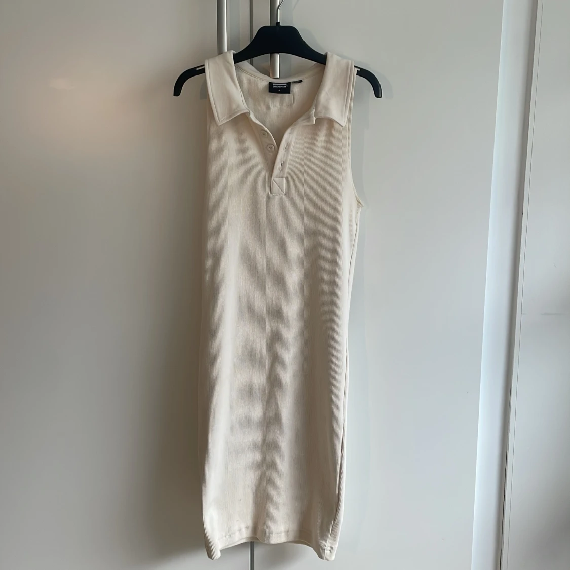 Krämvit ribbad klänning från Dr Denim