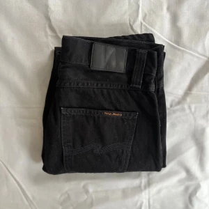 Nudie Jeans 29/32 - Hej! Säljer nu mina Nudie jeans i storlek W29 L32. De är i fint skick. Ordinarie pris: 1600 kr. Hör av dig om du undrar något!