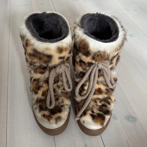 Inuikii vinterskor med päls  - Säljer dessa sjukt fina Inuikii skor. Ett väldigt unikt exemplar med leopard päls. Skorna är i väldigt fint skick! De har en inbyggd kilklack och passar dig som söker något varmt och unikt till vinter! 
