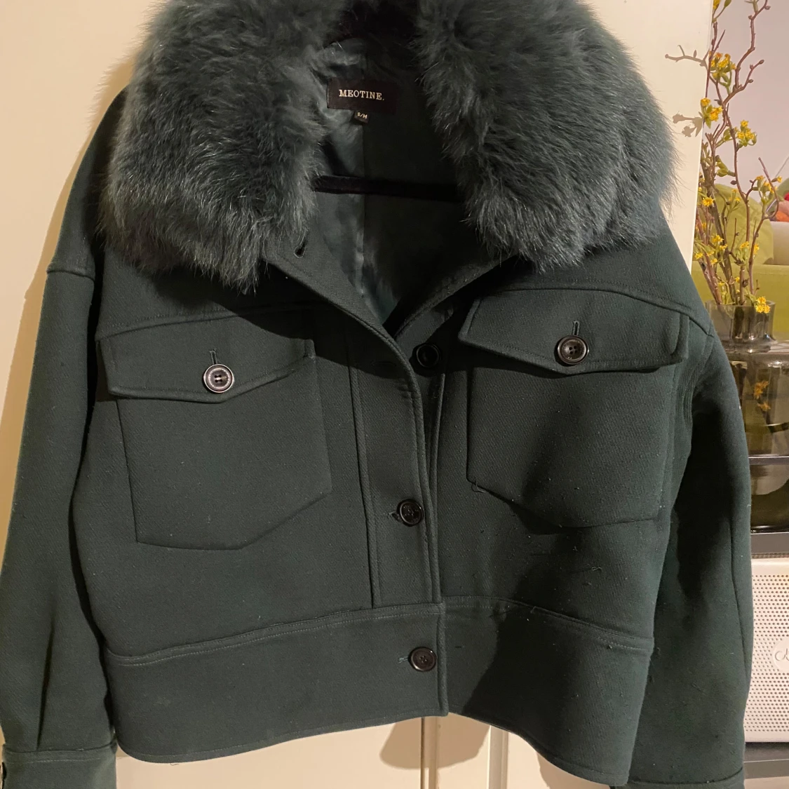 Mörkgrön jacka med päls