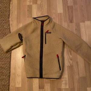 Patagonia fleece - Skön patagonia fleece till vintern, nyskick och inte använd mer än 5 gånger. Strl L passar mig som är 190 men funkar förmodligen på alla över 180 cm. Priset är diskuterbart, kom med bud!