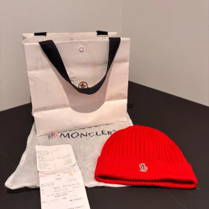 Moncler Grenoble Mössa - Säljer en Moncler Grenoble mössa pga att jag inte änvänder den så mycket. Mössan är köpt i Monclers butik i Stockholm. Mössan är one size och passar alla, vid köp får du med mössan, Dustbag och kvitto. OBS påsen kommer inte med. Vid några som helst fråga så är det bara att höra av sig 🙌🏽🤩