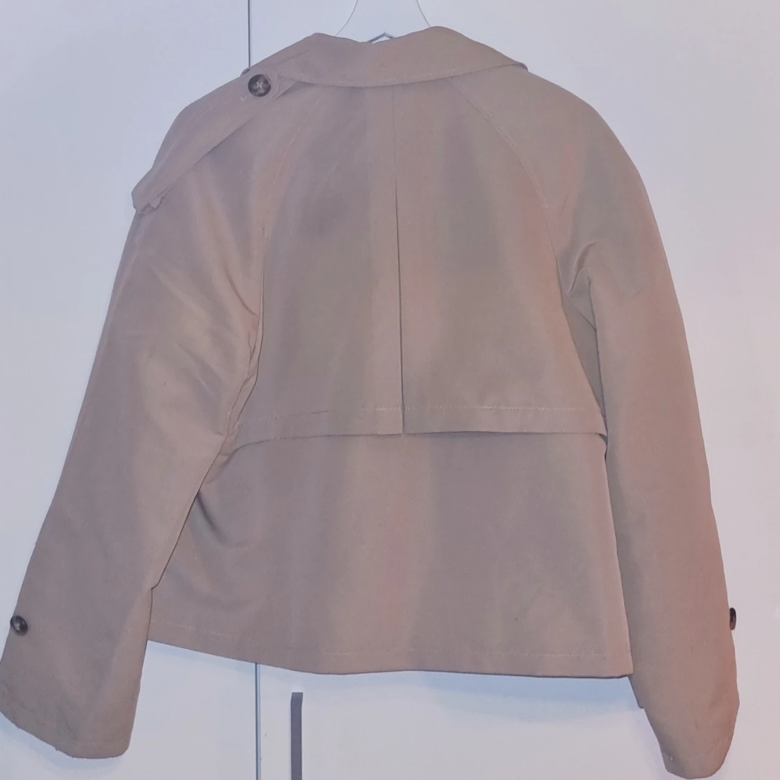 Beige kort trenchcoat från Vero Moda - 2