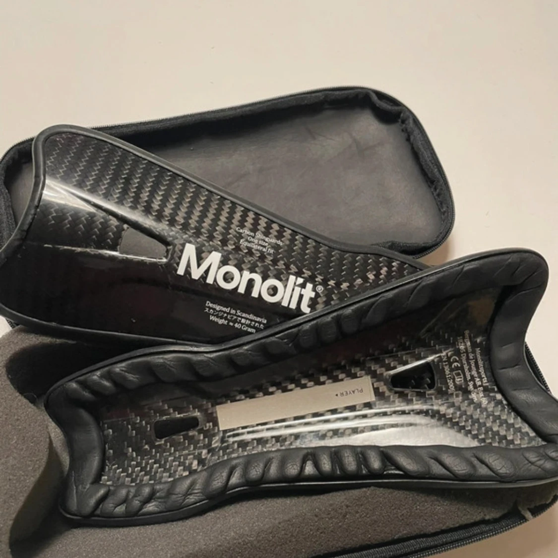 Monolit benskydd i kolfiber - 1