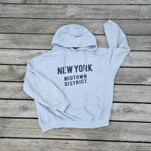 Grå hoodie - En jätte fin grå hoodie från Lager157, köpt för länge sen. Jätte fin modell, passar de flesta storlekar beroende på önskad passform! Använd nån gång, storlek L 💕