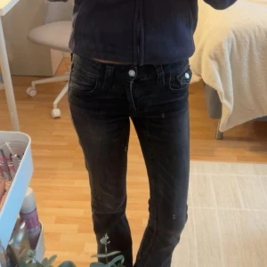 Svarta lågmidjade bootcut jeans  - Säljer svarta jeans från Gina då dem är en storlek för liten för mig, ett bra skick och inga fläckar på, vid mer frågor är det bara kontakta och pris kan diskuteras ❤️