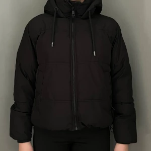 Svart pufferjacka - Jättefin svart pufferjacka från Zara i storlek S! Perfekt nu till vintern!