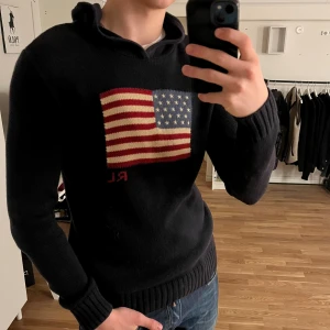 Ralph Lauren flagg tröja - Tjena tjena! Här kommer en riktigt snygg och trendig Ralph Lauren flagg hoodie. Tyvärr blivit för liten för mig, storlek Xl i barn men sitter som en M/S. Skicket är 9/10 väldigt fint och bevarat skick. Perfekt nu till hösten 🍁 nypris 3000+? Hör av dig vid frågor🙌