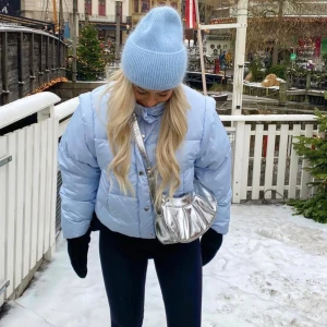 Ljusblå ribbad stickad mössa - Säljer en ljusblå ribbstickad mössa med uppvikt kant. Mössan är mjuk och stretchig, perfekt för kalla dagar. Enkel och stilren design som passar till många outfits FINNS NÅGRA KVAR I LAGER!!!