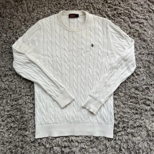 Stickad Morris tröja - Säljer en stilren vit kabelstickad tröja från Morris i 100% pima bomull!⭐️Skick : 9,5/10 och nypris ligger på 2000kr!🙌Storlek S passar S!👍Hör gärna av er om ni har funderingar!🤝