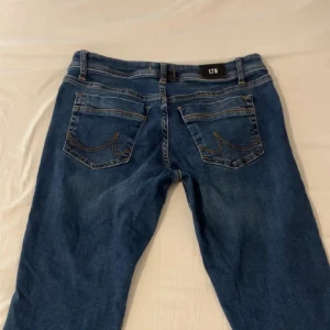 Blå jeans från LTB  - Snygga mörkblå jeans från LTB modellen valerie. Knappat använda