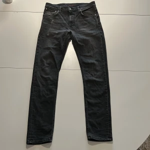 Nudie Jeans-Lean Dean - Riktigt snygga jeans från Nudie Jeans med klassisk femficksdesign och diskreta slitningar. Det är Storlek W32 L32 och modell ”Lean Dean Black Eyes”. Nypris ligger på ca 1600, säljer nu för 650kr!🌟Lite små slitningar annars bra skick! Skriv gärna för eventuella frågor🤝