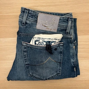 Jacob Cohën Limited Edition Jeans | W33 - Tvärfeta Limited Edition Cohën jeans i snygg tvätt🇮🇹 | W33 | Modell: 622 limited | Defekter: Nej | Tillbehör: Näsduk | Midja: 85 cm | Innerben: 84 cm | Ytterben: 106 cm | Måttavikelser: +-1 cm | Modellen är 175 cm och väger 70 kg | Vänligen kontrollera mått innan köp🤗 | Tveka inte att kontakta mig vid frågor😁!
