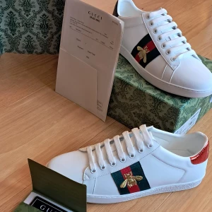 Gucci Ace - Sjukt snygga helt nya gucci ace skor med bee design! Allt på bild följer med🍾⭐️ Storlek 42. Kom gärna med frågor och pris kan diskuteras något🍂🔥
