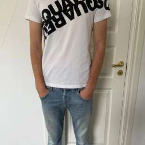 Dsquared2 t - shirt  - Hej, säljer nu min dsquared2 t shirt då jag inte använder den längre det är storlek 16y på den. Jag är 190 och den funkar så ganska stor i storleken. Det är perfekt skick inga defekter eller annat bara använd ett fåtal gånger. Skriv vid frågor. Kan mötas i Stockholm/ Uppsala området. 