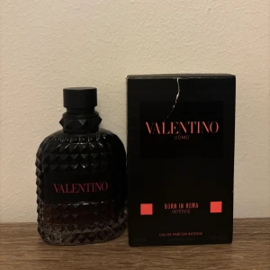 Valentino Uomo Born In Roma - Stilren och modern parfym med edgy design från Valentino. Flaskan rymmer 100 ml och är en Eau de Parfum Intense. Perfekt för dig som vill sticka ut med en exklusiv touch.