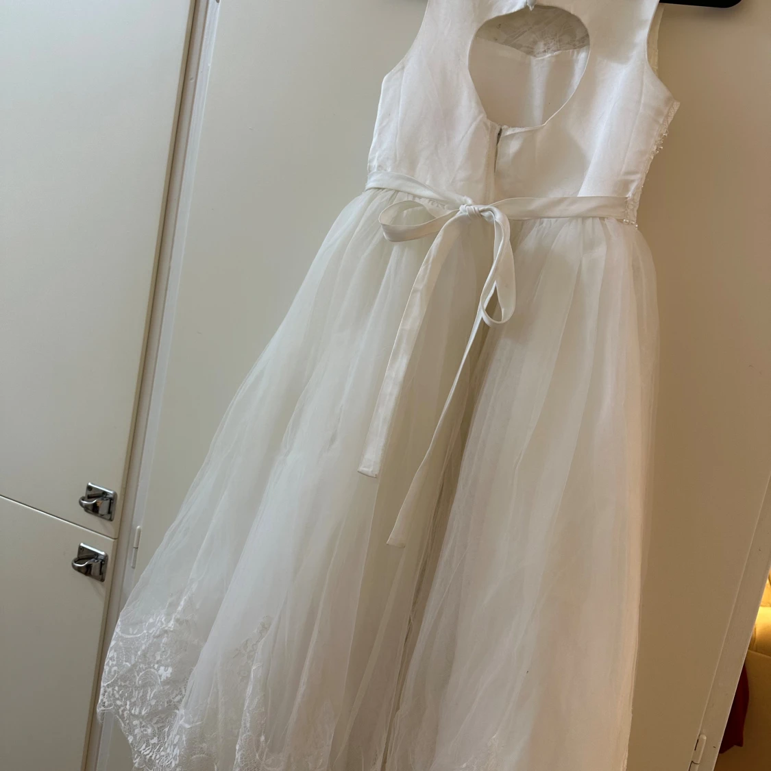 Vit långklänning för barn med spets och pärlor - 2