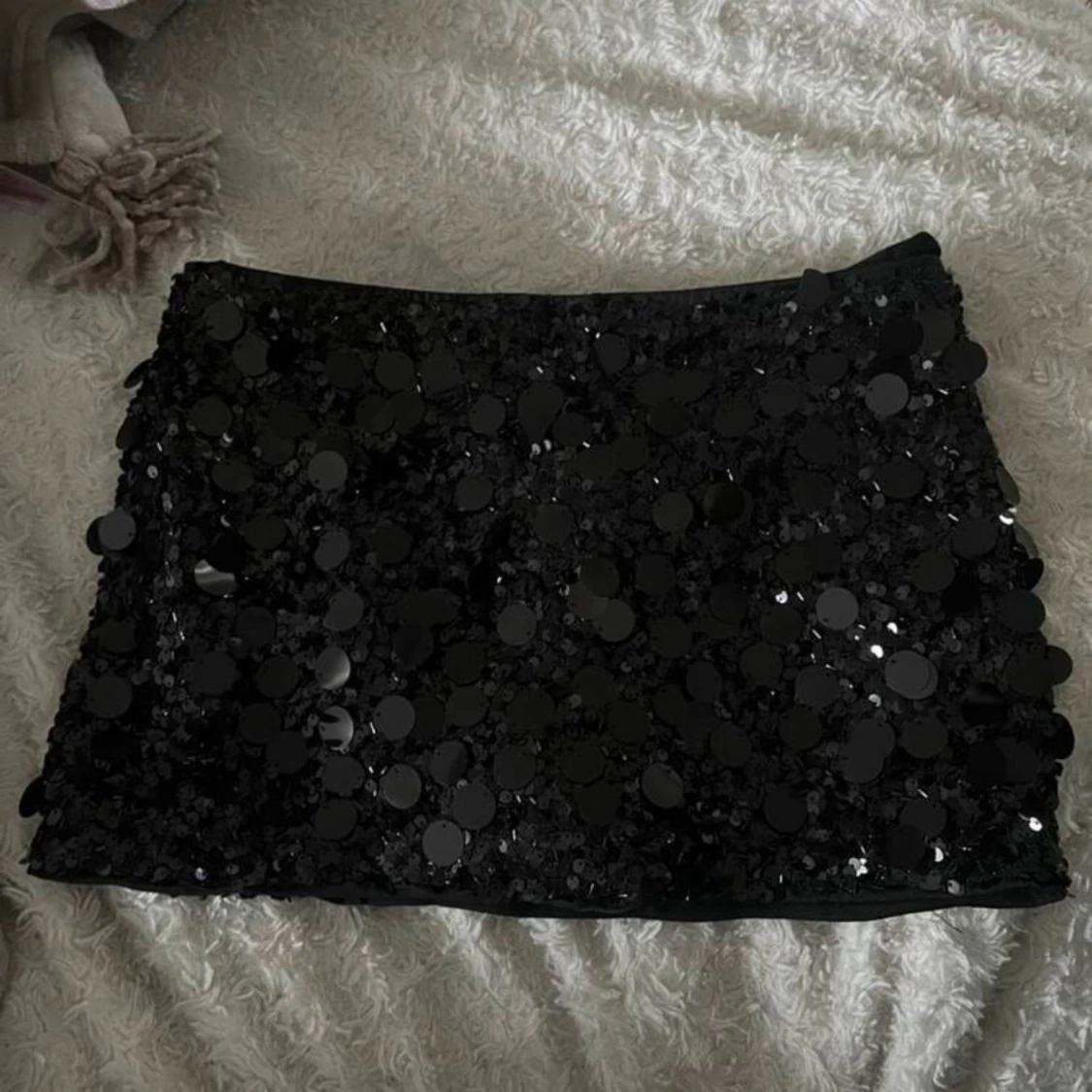 Svart paljettkjol med stora paljetter - 3