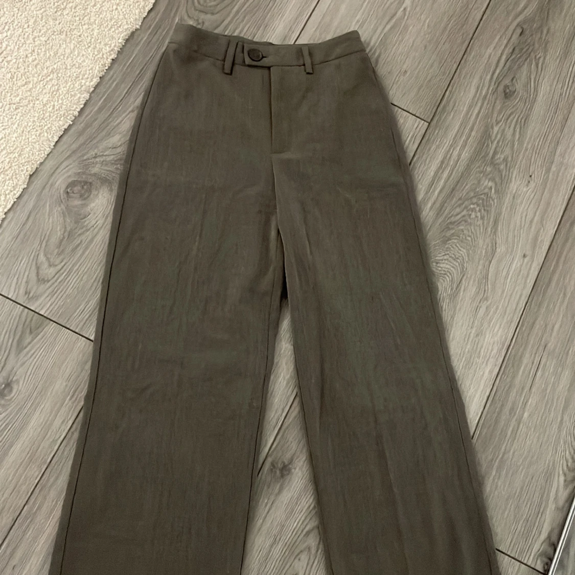 Mörkgrå kostymbyxor från Stradivarius - 2