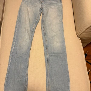 Ljusblå icon jeans - Ljusblå jeans från Lager 157 i modellen Icon, storlek xxs