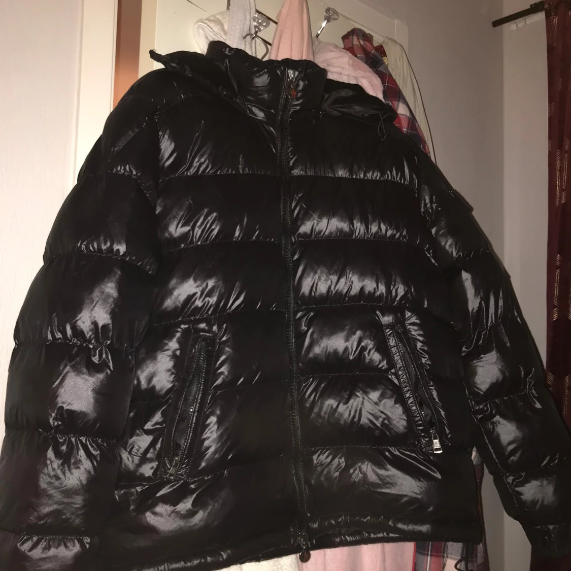 Svart Moncler pufferjacka med huva