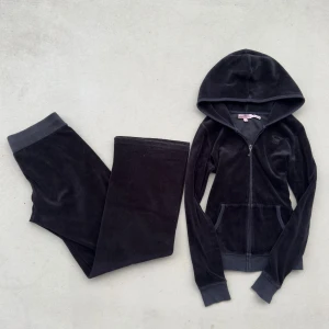 2000s Juicy Couture svart velour set  - jättefint vintage juicy set 🖤tröja: bredd 39, längd 53 | byxor: midja ~ 38, innerbenslängd 76 cm 🪽passar storlek xs och s beroende på önskad passform!