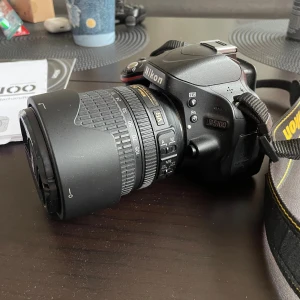 Nikon D5100  - Säljer min Nikon D5100 systemkamera med objektivet AF-S DX Nikkor 18-105mm f/3.5-5.6G ED VR. Kameran är i bra skick och fungerar som den ska. Allt på bilden ingår, även batteri och laddare till batteri.  Slutarantal: ca 15 250 exponeringar