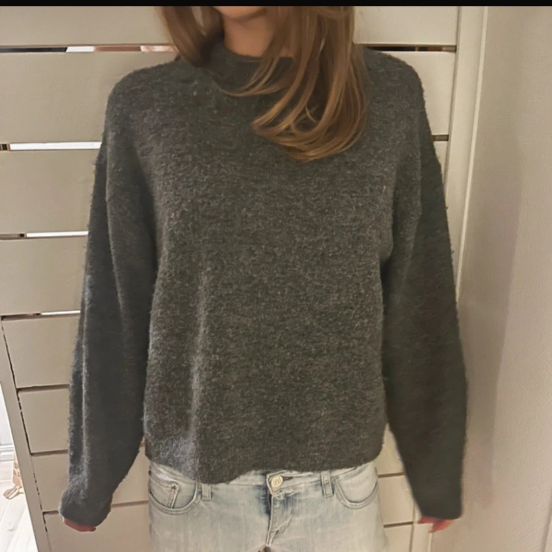 Mörkgrå stickad tröja med hög hals