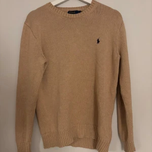 Beige stickad tröja från Polo Ralph Lauren - Säljer en beige stickad tröja från polo Ralph lauren då den inte kommer till användning av min kille. Har används väldigt sparsamt, nypris 2299:-💕
