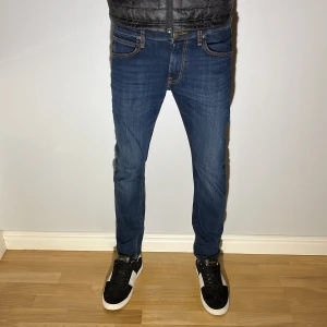 Blå Jeans från Lee - Snygga blå jeans från Lee, modell Luke. Storlek: W29/L30