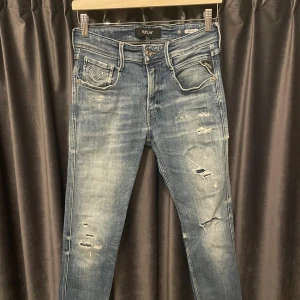 Replay anbass  - Replay anbass - skick 8,5/10, mycket fint skick! - storlek: 29/32, men passar lite mindre i midjan, w27-w28 - fetaste jeansen på marknaden, as feta slitningar och är bara allmänt snygga! - hör av er vid frågor! 