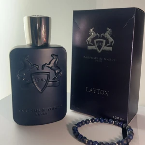 Parfums de Marly Layton 125ml - Layton från Parfums de Marly är en exklusiv parfym med modern vibe. Riktigt bra säljare av en anledning. Perfekt för höstvibbarna och för alla tillfällen🤩🙌Fick i present av mina kompisar, men säljer nu pga körkortsutgifter - inte alls använt parfymen!👌🏼
