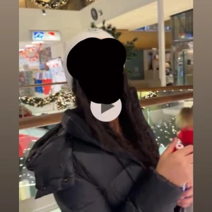 Svart pufferjacka från calvin klein - Säljer en svart pufferjacka från calvin klein med huva och dragkedja framtill. Jackan är quiltad och har en clean, sportig look med diskret logga på bröstet. Perfekt för kalla dagar och riktigt snygg till streetwear-stil. Calvin klein puffer jacka i storlek S men passar mig som bär Xs också. Använd max 2 ggr. Den är väldigt tjock och varm, samt är även vattentät!