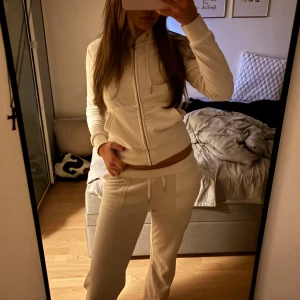 Vitt juicy couture sett - Säljer mitt vita juicy sett i färgen vit🤍 Byxor i strl S & tröjan i XS, väldigt bra skick men kommer ej till användning 