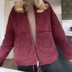 vinröd jacka från ZARA❤️ - såå snygg zara jacka, slutsåld på hemsidan. Passar perfekt nu när det blir kallare!❤️ Den är i XL för att den är liten i storleken och blir mer oversize. Passar mig som har S/M vanligtvis.