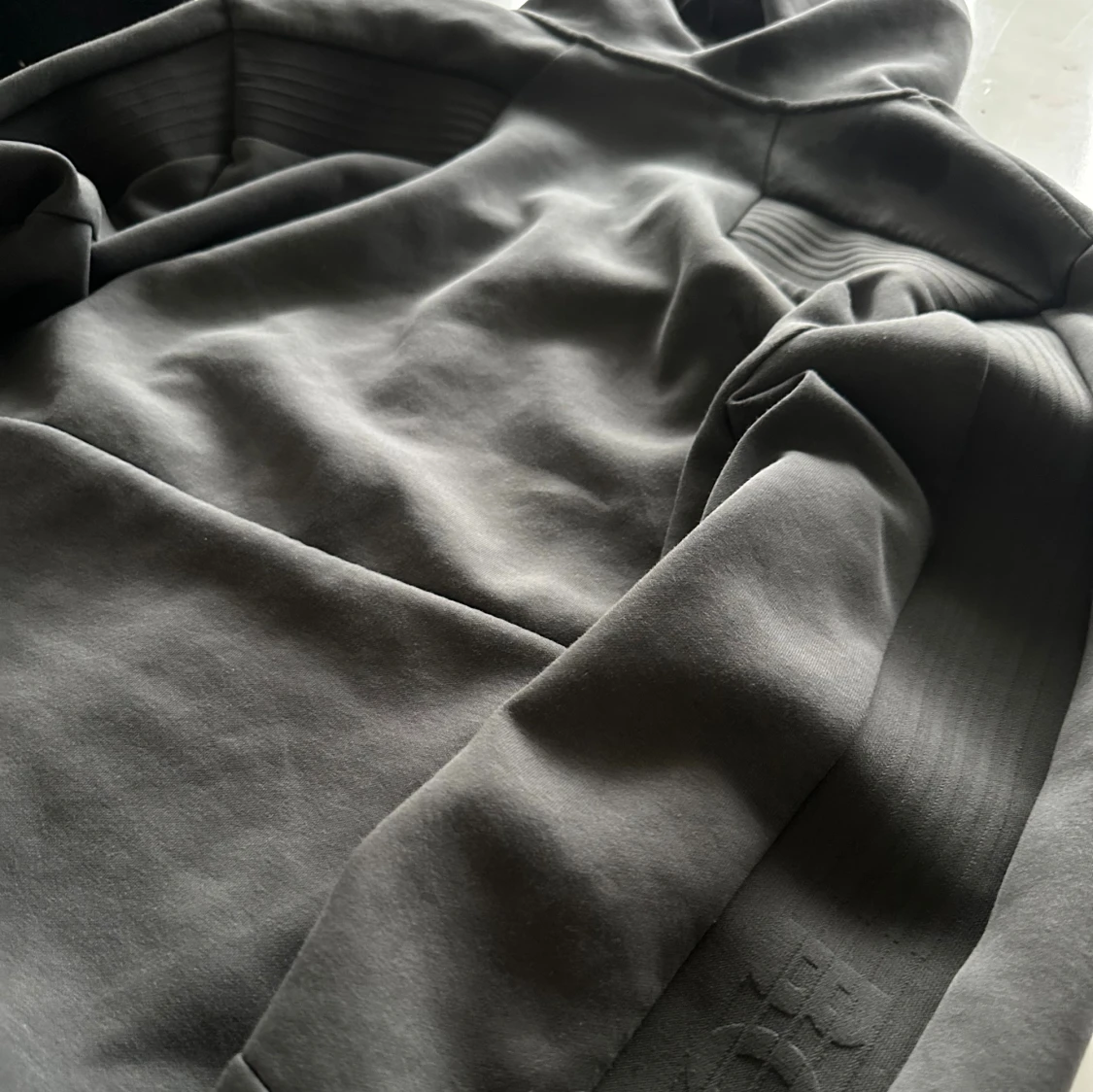 Mörkgrå hoodie från BOSS med gulddragkedja - 4