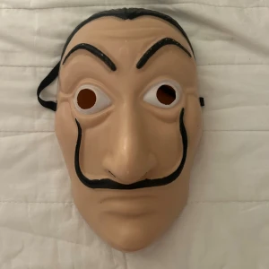 Hallowen maska, la casa de pappel  - Cool mask till hallowen, kan skicka superfort då ni borde hinna få den till hallowen. Brukar ta 1-2 dagar från att jag skickat.