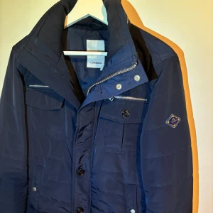 J.Lindeberg field jacket bailey - | jag säljer nu en riktigt snygg och fräsch field jacka ifrån j.lindeberg i en marinblå färg | Storlek: M | Skick: 9/10 | perfekt nu inför hösten och vintern då det även är dunn i den  | skriv till mig för mer info! ;)