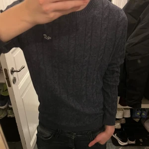 Kabelstickad Hollister tröja - Säljer denna ruggigt snygga kabelstickade tröja från hollister, i storlek S men passar som M, för ett bra pris😍 Skriv vid minsta fundering 💭 