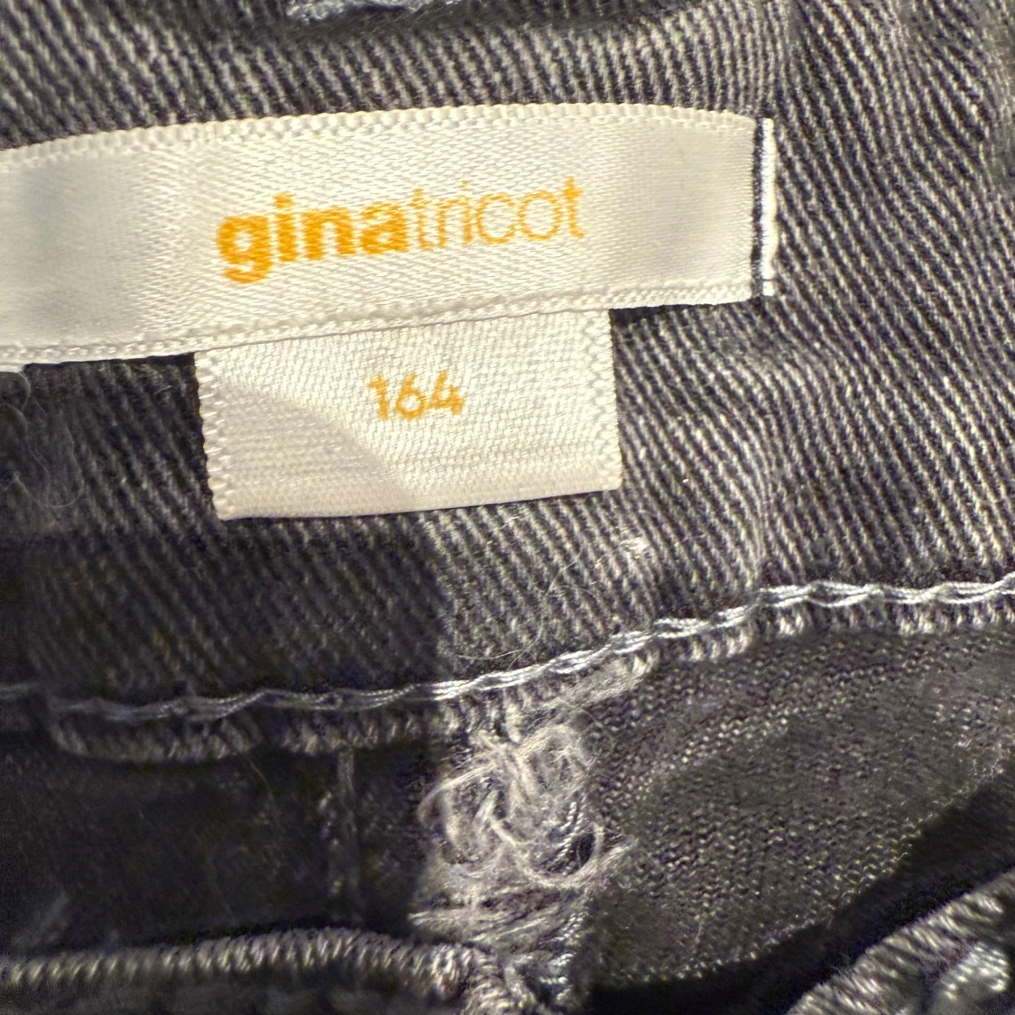 Grå jeans med broderade bakfickor Gina Tricot - 2