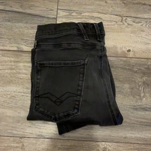 Replay jeans Anbass hyperflex  - Säljer ett par svarta Replay Hyperflex jeans i modellen Anbass. Jeansen har klassisk femficksdesign, smal passform och stretchigt material som gör dem riktigt bekväma. Snygga detaljer med svarta sömmar och Replay-logga på fickan. riktigt feta Mörkgråa storlek W28 L32 sjukt feta jeans som nya använda 1-2 gånger 