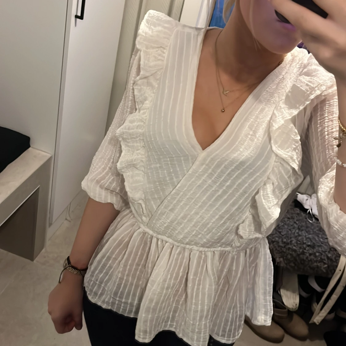 Vit omlottblus med volangdetaljer - 1