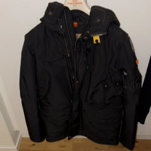 Parajumper jacka  - En skön Parajumper jacka i svart. Köpt på kidsbrandstore för ca 5-6 tusen kronor mem har knappt användts. Storlek Young medium passar folk mellan 170-180 cm. Tveka ej med frågor!